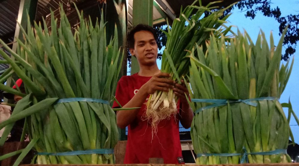 Pedagang bawang daun prei di PIOS