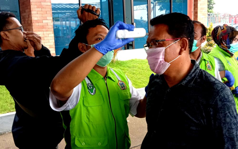 Pengecekan suhu tubuh bagi penumpang di Pelabuhan Gresik