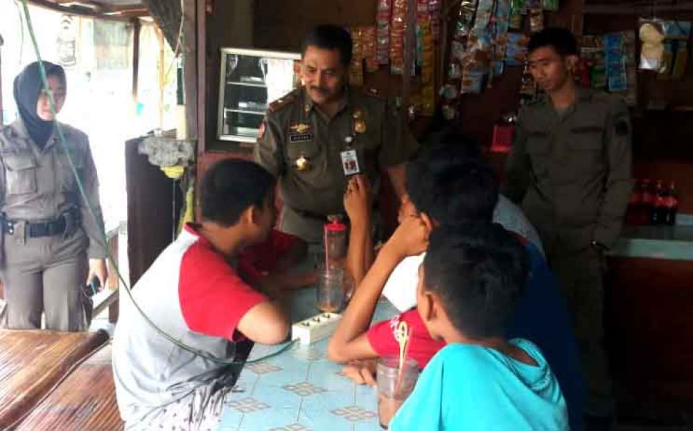 Para pelajar yang berada di warung kopi di Gresik dilakukan pembinaan