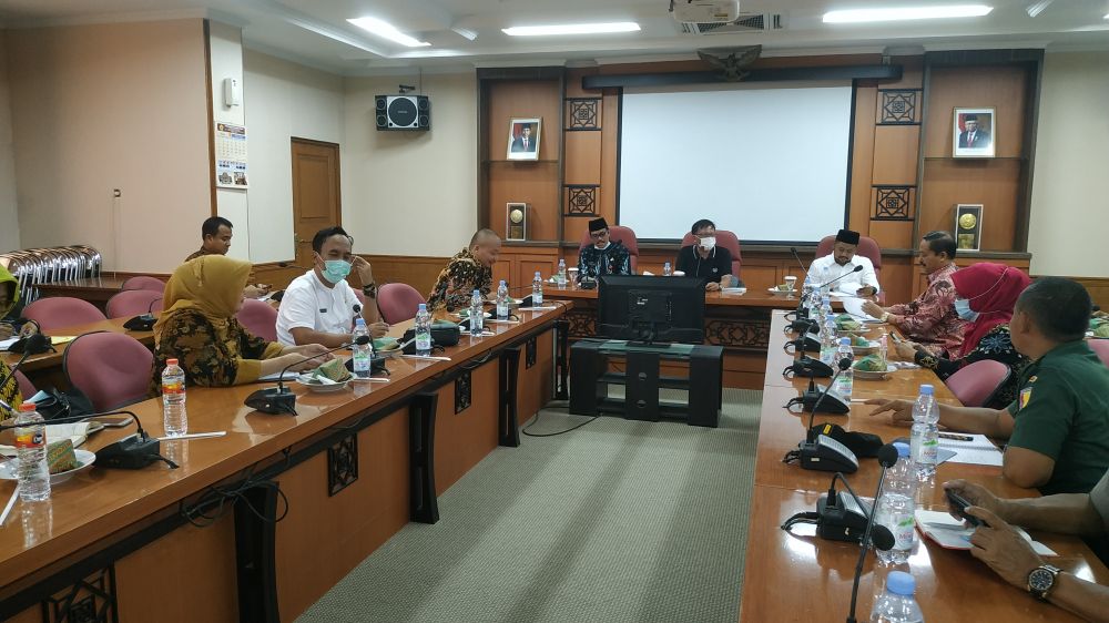 Rapat Pemkab dan DPRD Gresik membahas Virus Corona