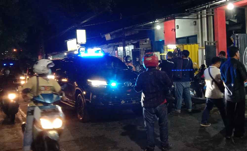 Pembubaran kerumunan warga di Gresik oleh polisi beberapa waktu lalu