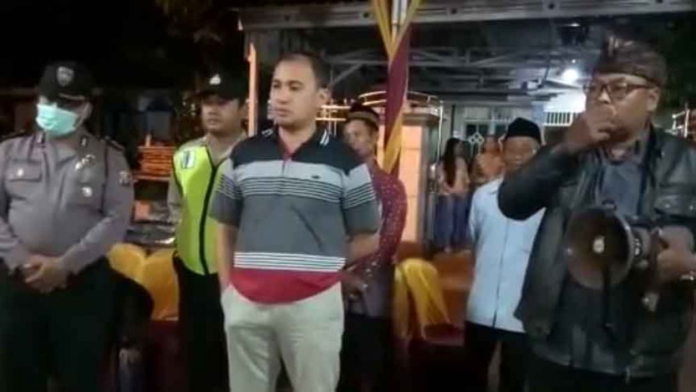 Aparat desa dan polisi membubarkan resepsi pernikahan di Mojokerto
