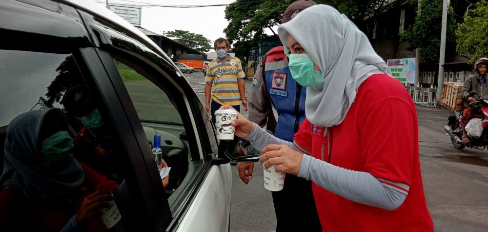 General Manajer PIOS, Rahayu Trisila berikan hand sanitizer dan minuman sehat bagi pengunjung