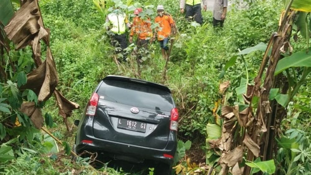 Xenia yang terjun ke jurang di Mojokerto