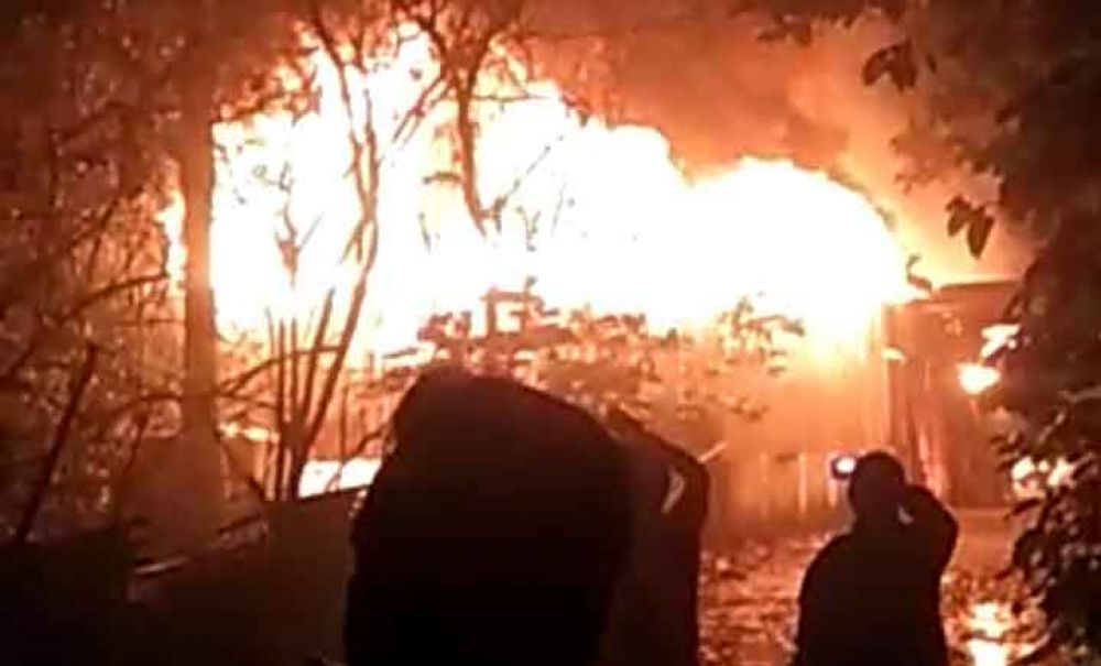 Gudang pakan ternak di Probolinggo yang terbakar