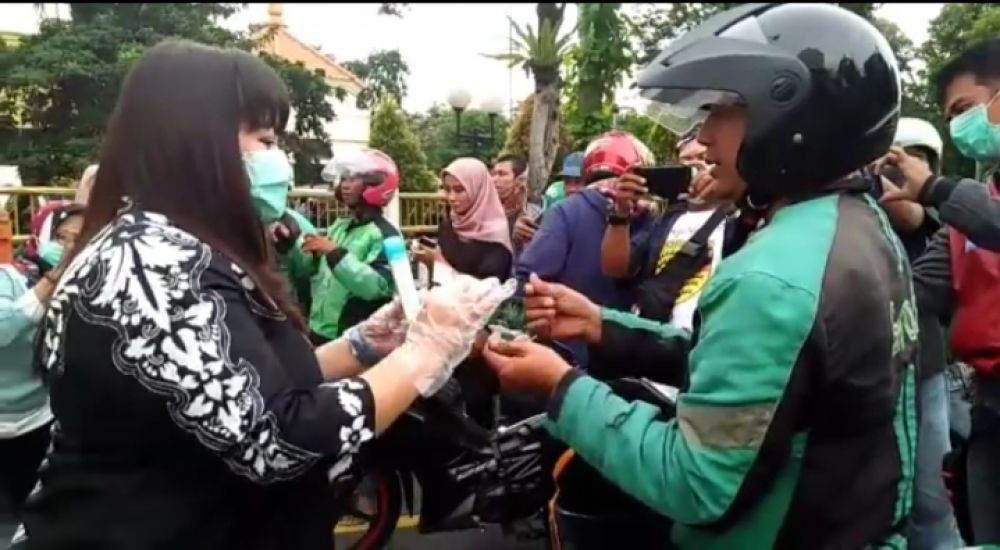 Dewan Bagikan Paket 'Penangkal' Virus Corona pada Warga Surabaya