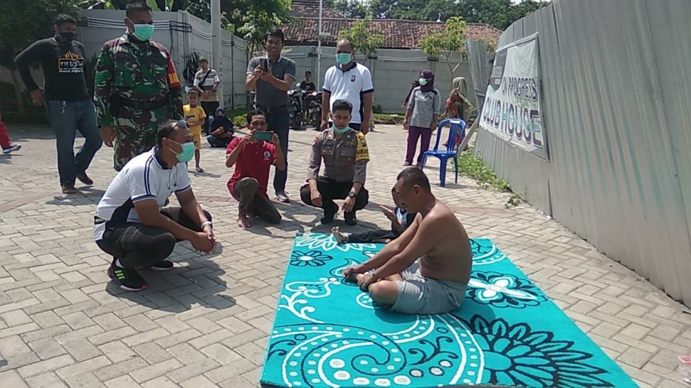 Polisi Ajak Warga Mojokerto Berjemur di Bawah Sinar Matahari