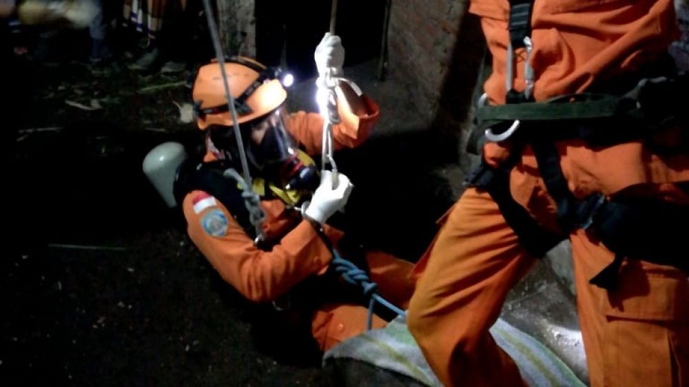 Tim SAR lakukan evakuasi pada satu keluarga yang tewas di dalam septic tank