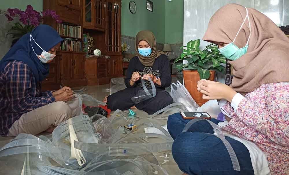 Mahasiswi di Ponorogo membuat face shield