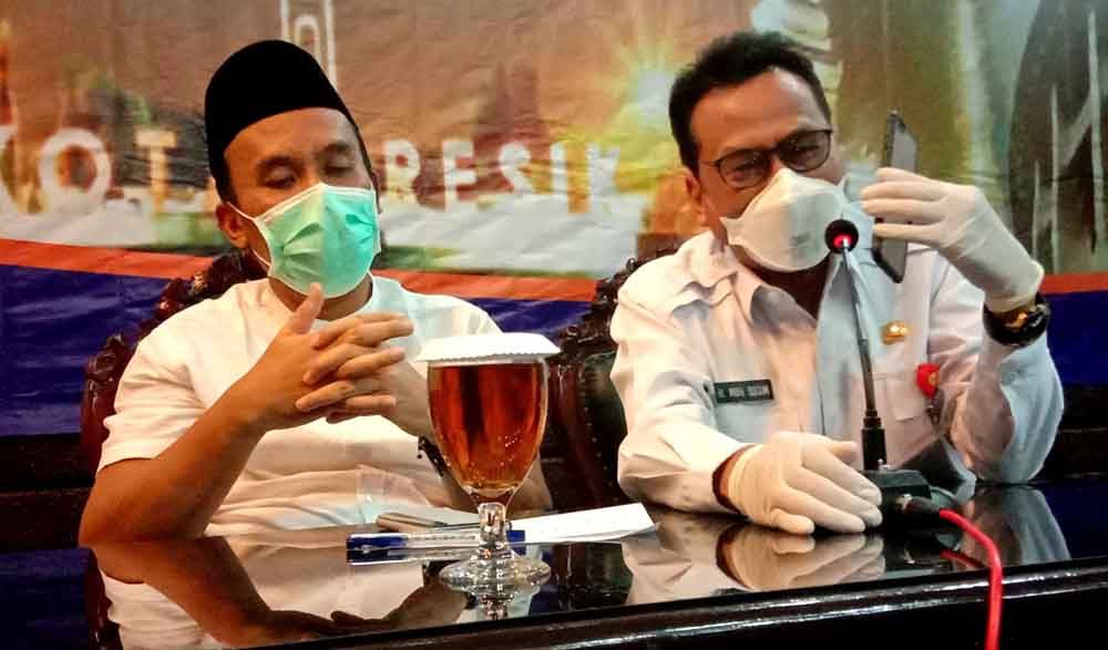 Wabup Gresik, M Qosim menelpon warganya yang sembuh dari Covid-19