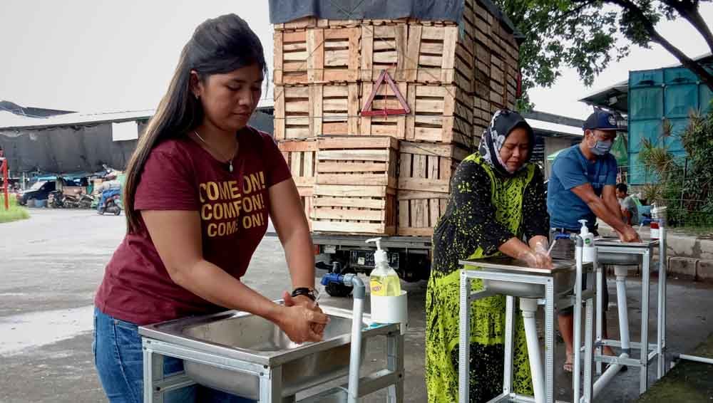 Pedagang dan pengunjung PIOS gunakan wastafel portable dan sabun cair antisipasi penyebaran Corona