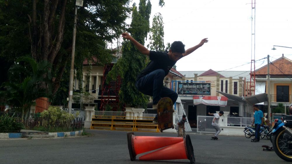 Latihan yang dilakukan komunitas pecinta skateboard