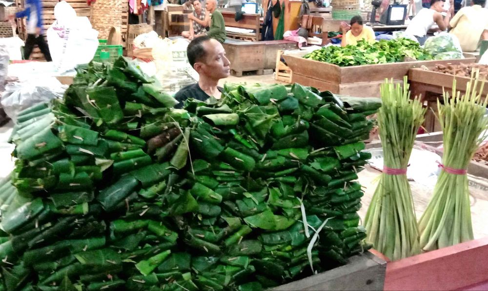 Pedagang daun salam dan jeruk purut di PIOS