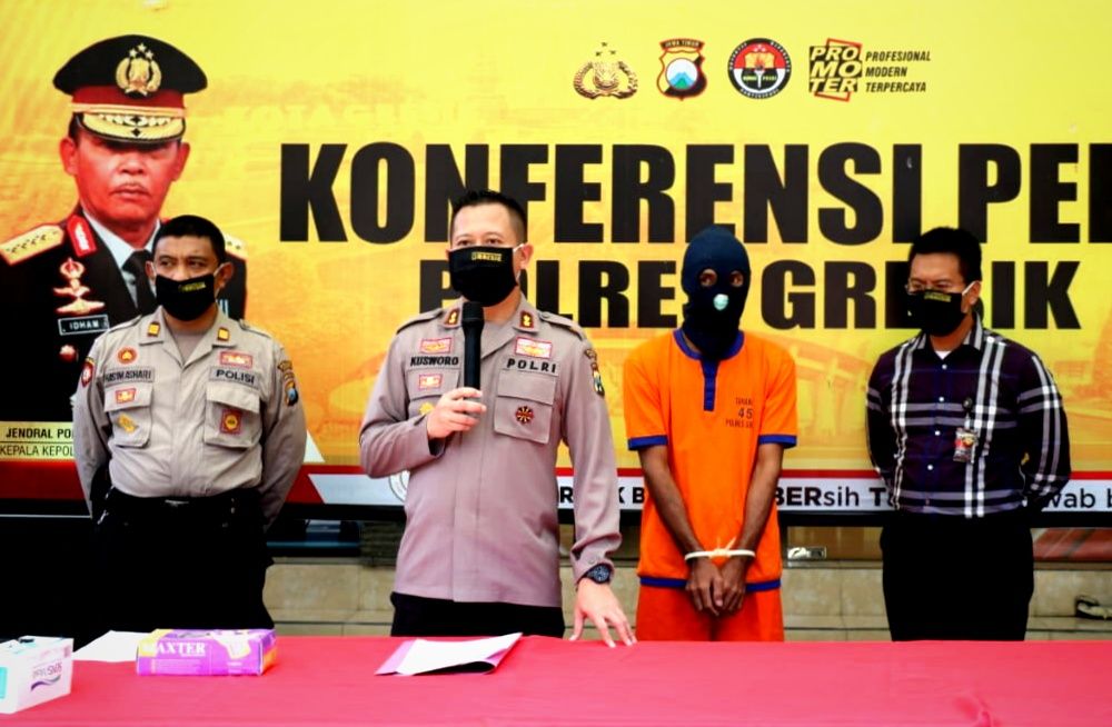 Kapolres Gresik AKBP Kusworo Wibowo menunjukkan tersangka pembunuhan dan barang bukti