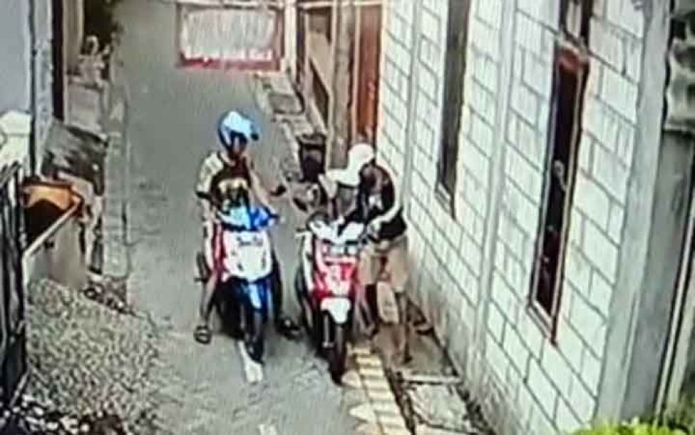 Rekaman CCTV perlihatkan Faishol curi motor di Ploso Timur Surabaya