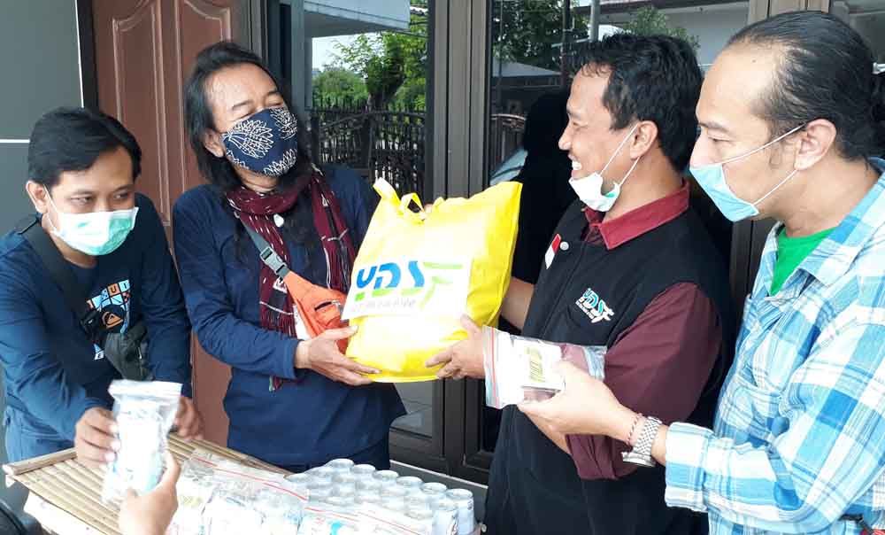 Penyerahan bantuan oleh YDSF bagi wartawan di Surabaya
