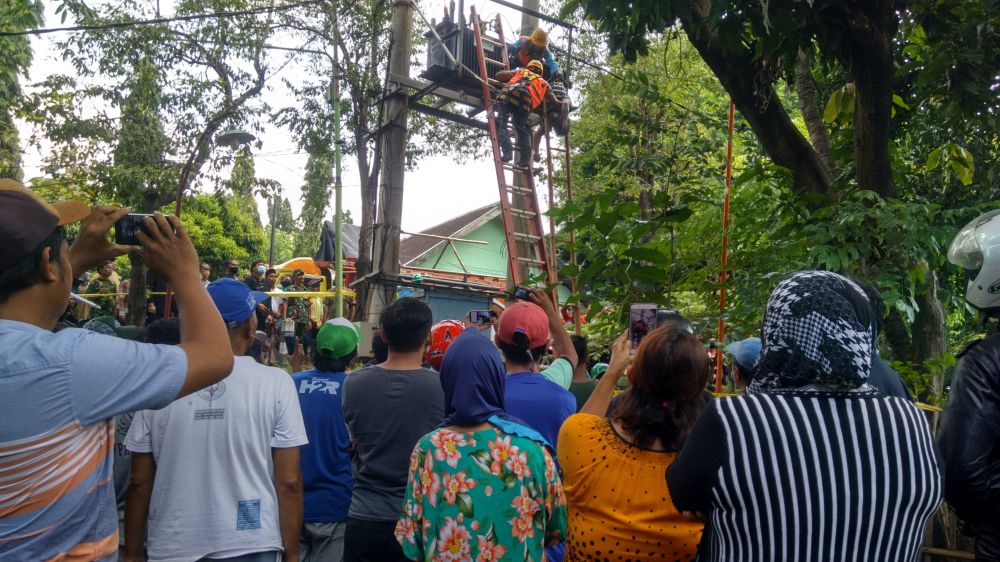 Proses evakuasi korban di gardu listrik oleh petugas PLN
