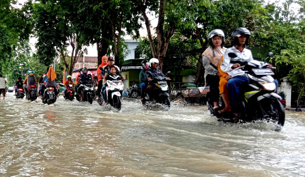 Banjir Kali Lamong di Gresik yang mengakibatkan kerusakan jalan