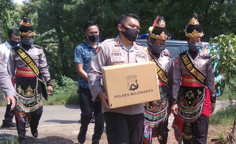 Polwan Polres Mojokerto mengenakan busana ala prajurit Kerajaan Majapahit