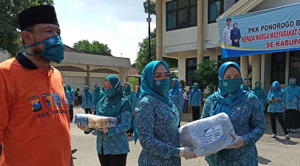 Cegah Corona, PKK Bagikan 100 Ribu Masker pada Warga Ponorogo