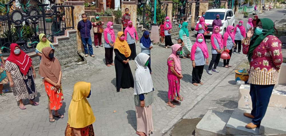 Warga Iker-iker Geger, Cerme, Gresik menerima bantuan vitamin