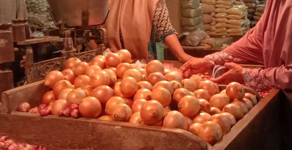 Pedagang bawang bombai di Pasar Induk Osowilangun Surabaya