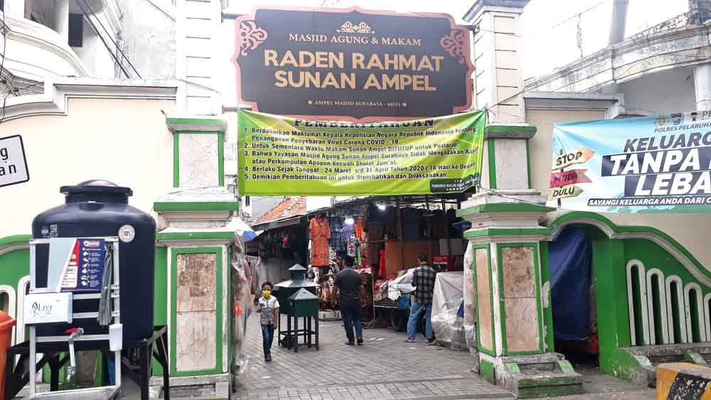 Pintu masuk wisata religi Sunan Ampel