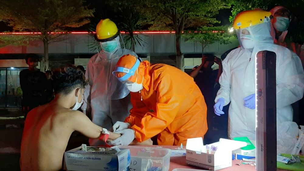 Petugas lakukan rapid test bagi pelanggar PSBB di Gresik