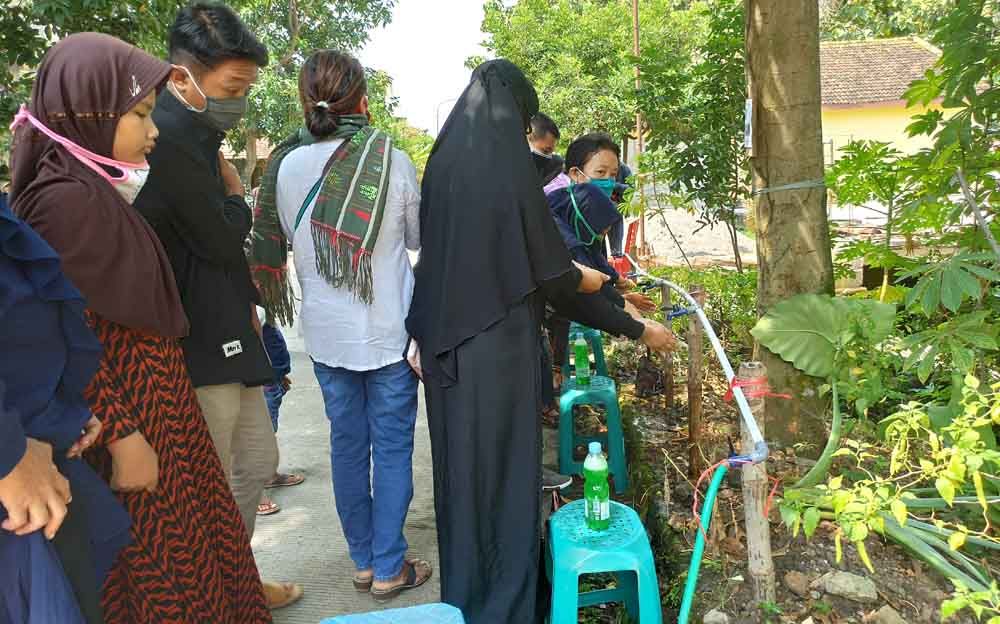Warga melakukan cuci tangan di rumah duka Didi Kempot