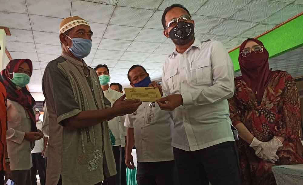Bupati Ponorogo salurkan bantuan sosial tunai dari pemerintah kepada warga yang berhak menerima