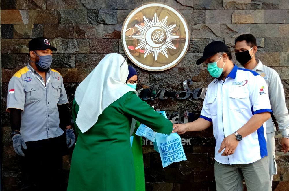 Peduli Tenaga Medis, Dua Organisasi di Gresik Bagikan Paket Kesehatan