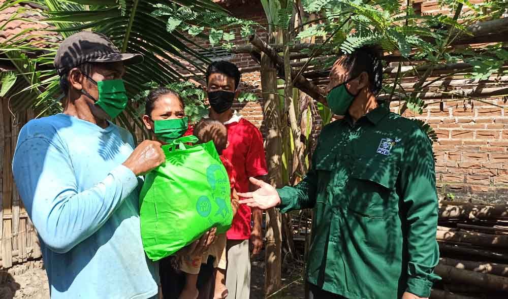 Pemberian bantuan bagi warga di Ponorogo oleh PKB