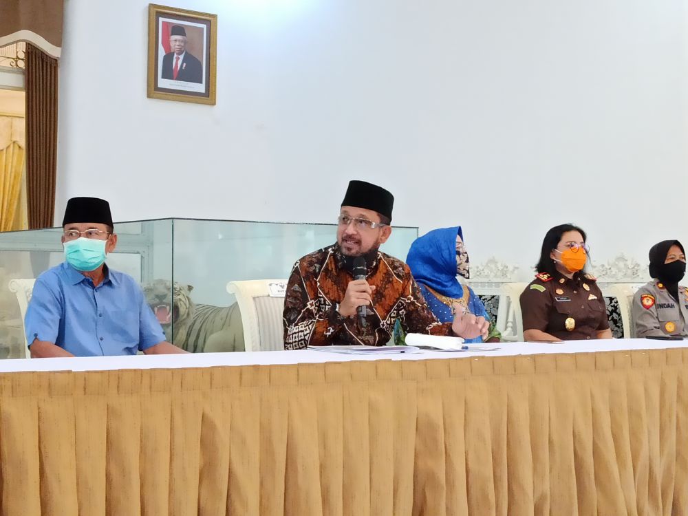 Bupati Ipong Muchlissoni 