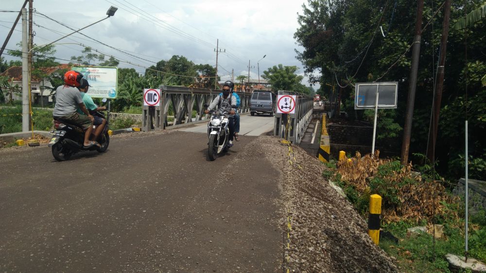 Jembatan sementara Kedungasem yang kini dapat dilalui kendaraan secara bergantian