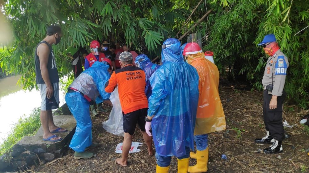 Petugas evakuasi jenazah dari sungai