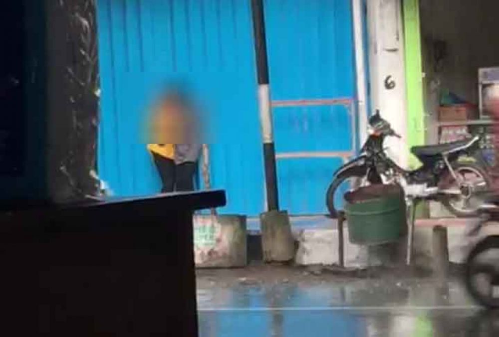 Tangkapan layar pasangan muda-mudi berciuman di tempat umum