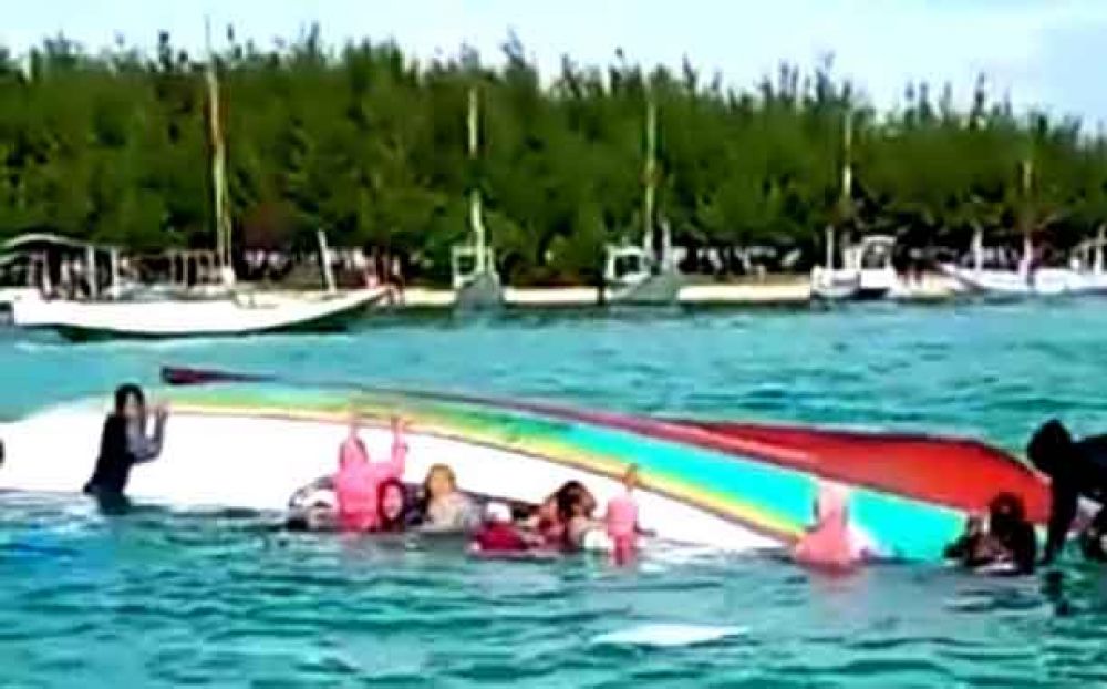 Perahu Wisatawan Terbalik di Pantai Bawean Gresik, 4 Orang Pingsan