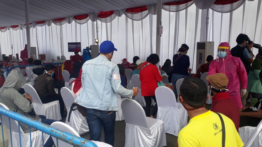 Pelaksanaan rapid test massal di Taman Mundu, Surabaya