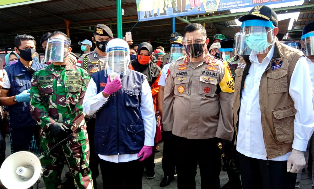 Jelang New Normal, Khofifah Tinjau Pasar hingga Kampung Tangguh Gresik