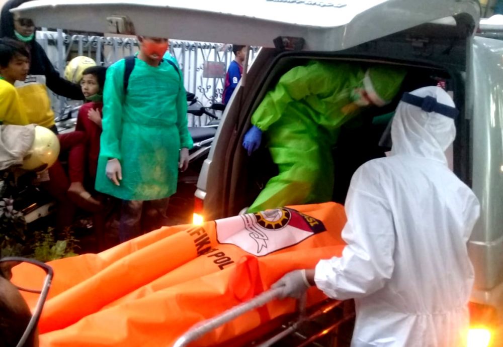 Petugas mengevakuasi korban