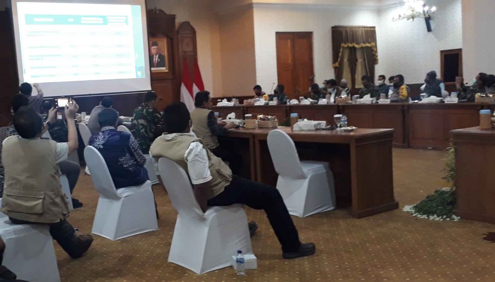 Rapat Evaluasi PSBB Tahap III Surabaya Raya di Gedung Negara Grahadi

