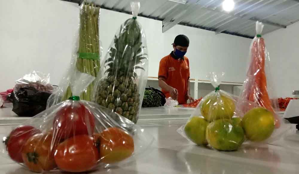 Petugas carisayur.com mempacking pesanan sebelum diantarkan ke pelanggan