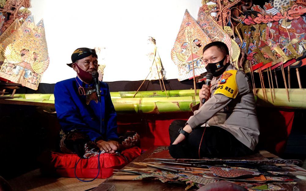 Kapolres Gresik AKBP Arief Fitriyanto saat hadir dalam pentas wayang virtual yang digelar Ki Puguh Prasetyo