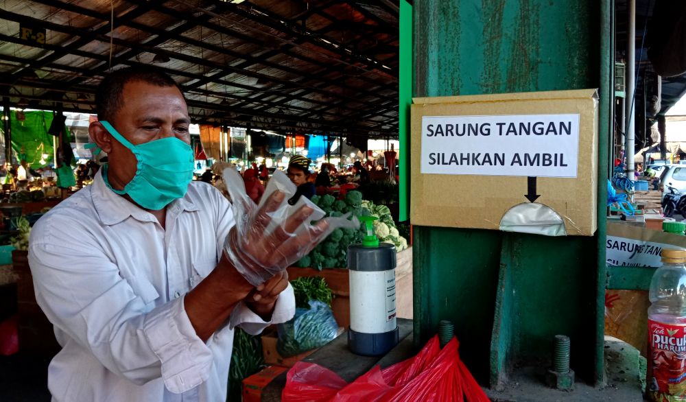 Sarung tangan plastik gratis yang disediakan manajemen PIOS bagi pengunjung dan pedagang