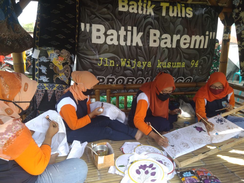 Emak-emak di Kota Probolinggo membuat masker batik