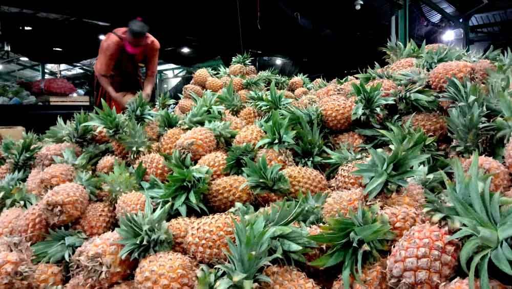 Buah nanas di Pasar Induk Osowilangun Surabaya