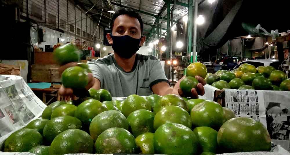 Pedagang buah jeruk di PIOS