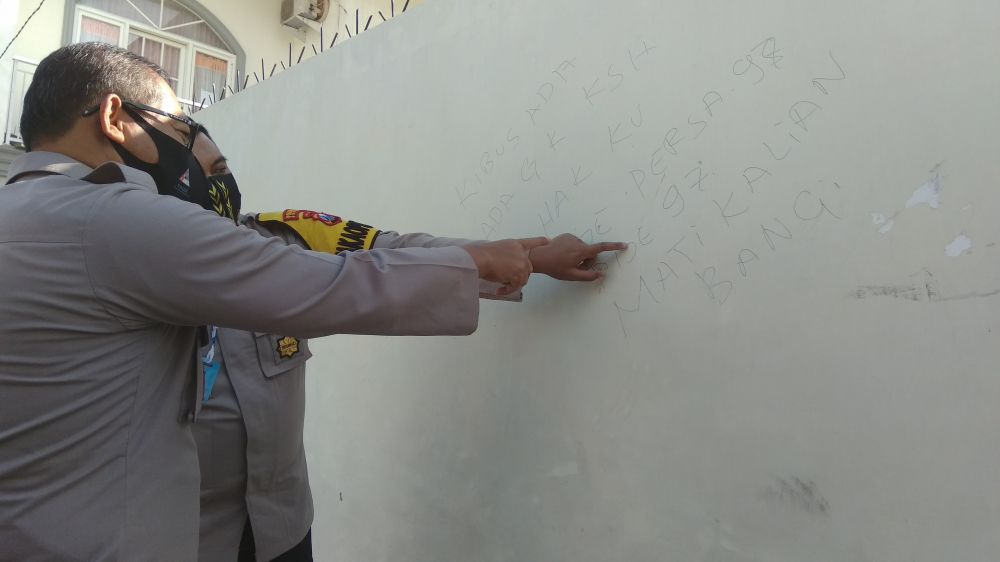 Polisi melihat tulisan terduga pelaku di tembok rumah Via Vallen