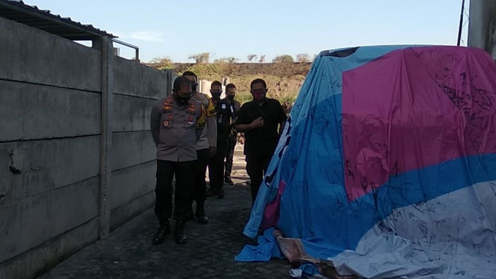 Polisi memeriksa lokasi terbakarnya mobil Via Vallen