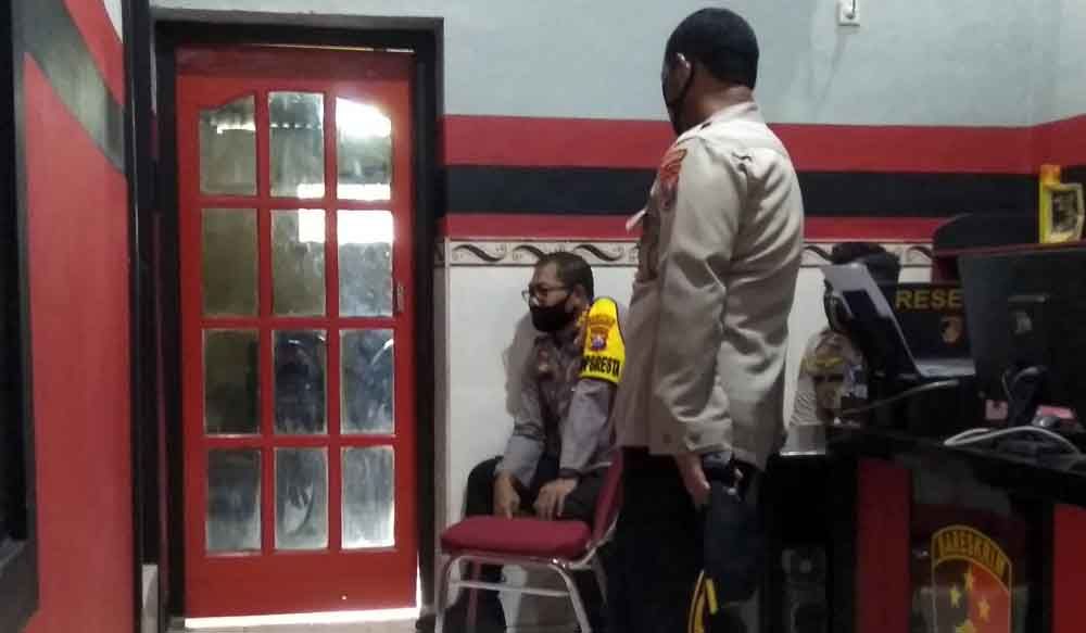 Kapolresta Sidoarjo, Kombes Pol Sumardji di Mapolsek Tanggulangin tempat tersangka pembakar mobil Via Vallen ditahan